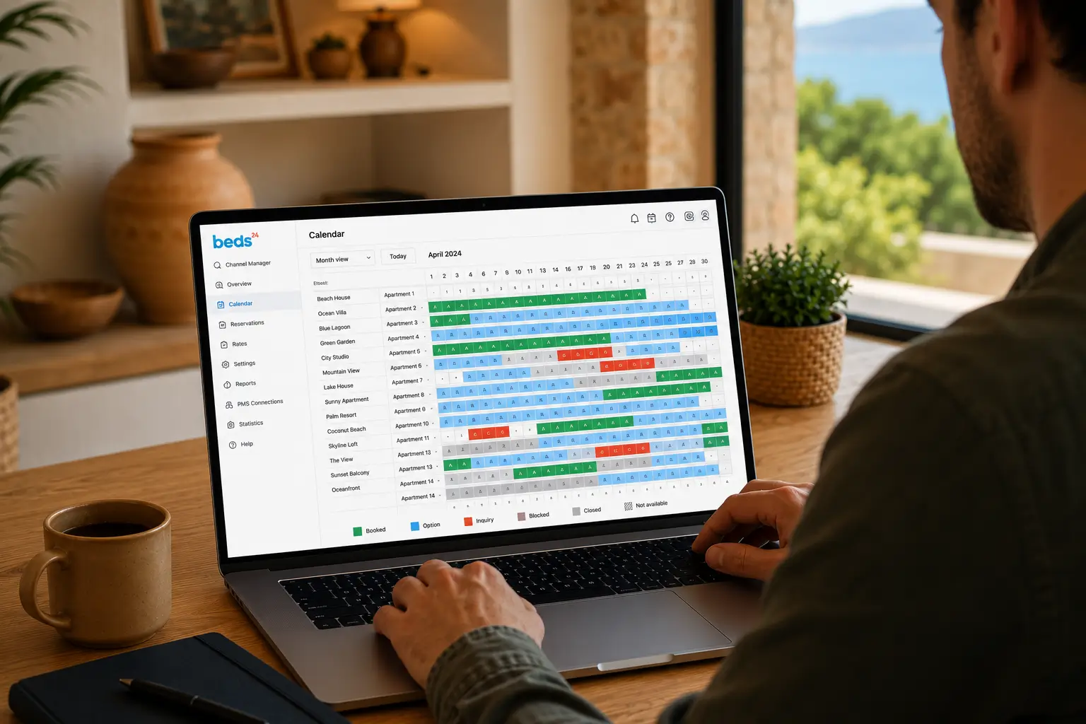 Propriétaire gérant ses locations Airbnb et Booking avec un channel manager sur la Côte d'Azur
